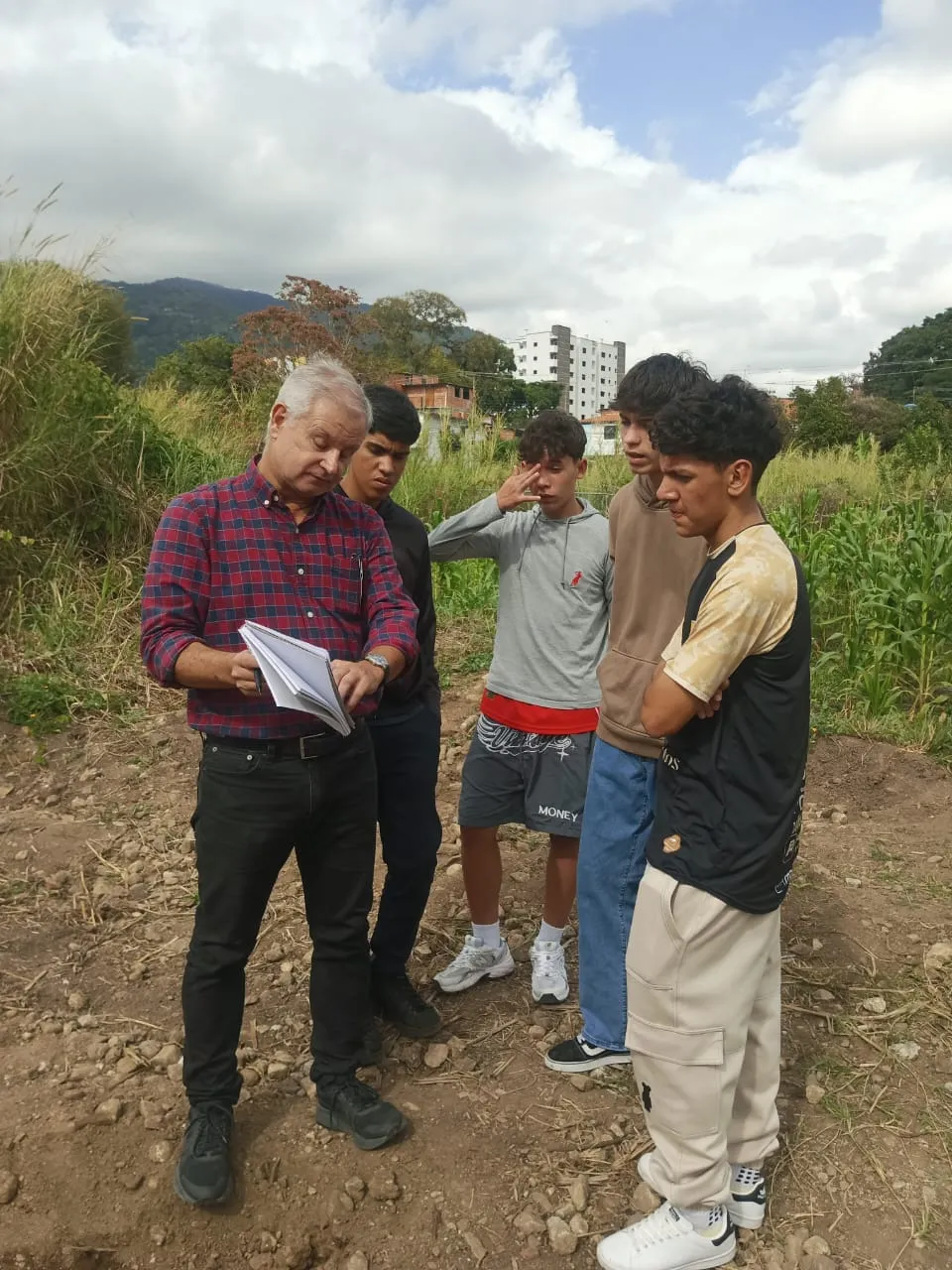 Estudiantes de 5to Año A revisando el proyecto del invernadero